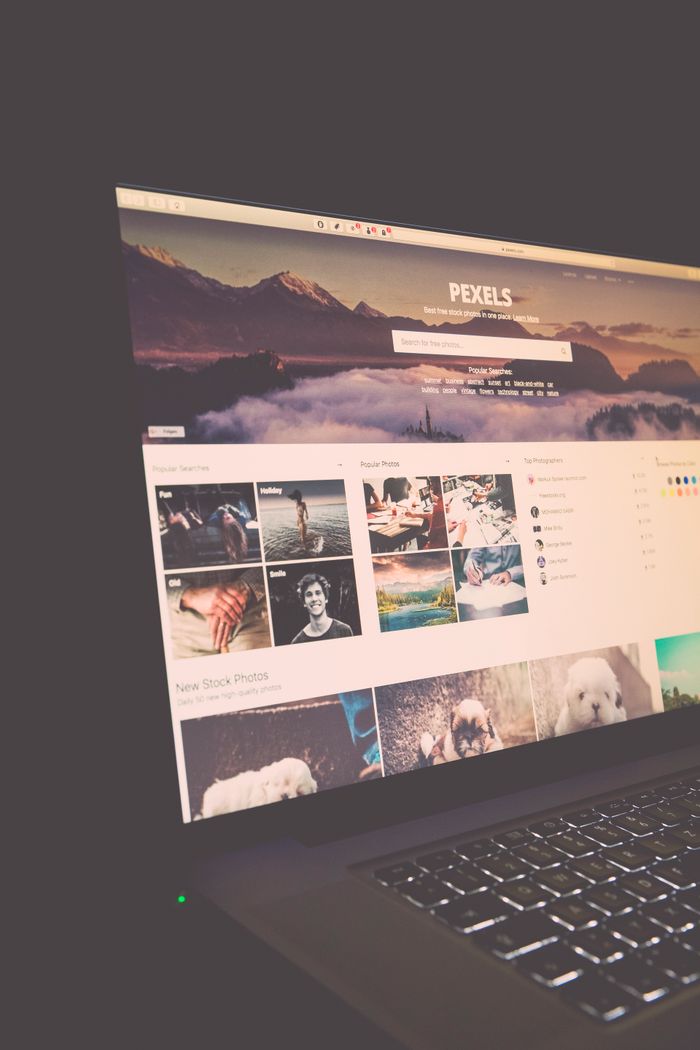 Écran d’ordinateur portable affichant le site Pexels, parfait pour les besoins en photos de stock.